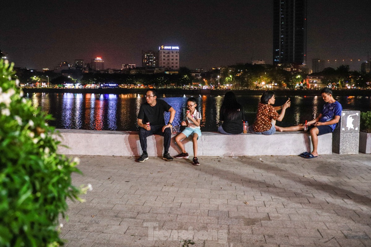 People spread mats and set up tables to drink coffee in the middle of Ngoc Khanh Lake walking street, photo 5