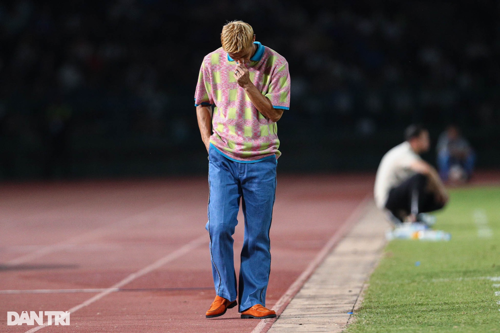 Cái cúi đầu tiếc nuối của Keisuke Honda khi Campuchia bị cầm hòa phút cuối - 1