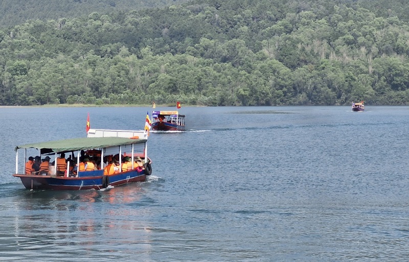 All tourists on Nha Duong Lake cruise must wear life jackets as required.