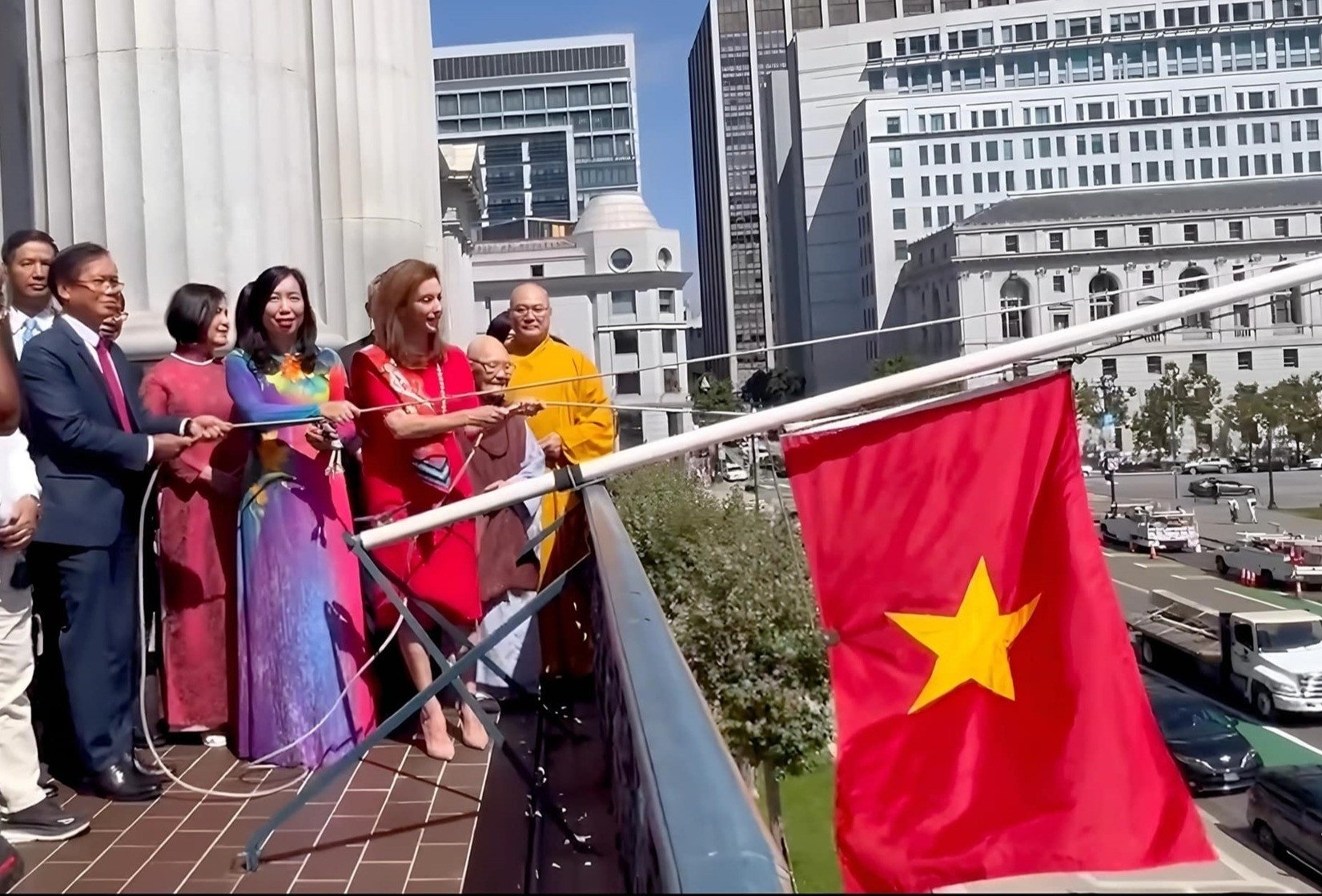 La bandera roja con estrella amarilla de Vietnam ondea sobre el Ayuntamiento de San Francisco, Estados Unidos