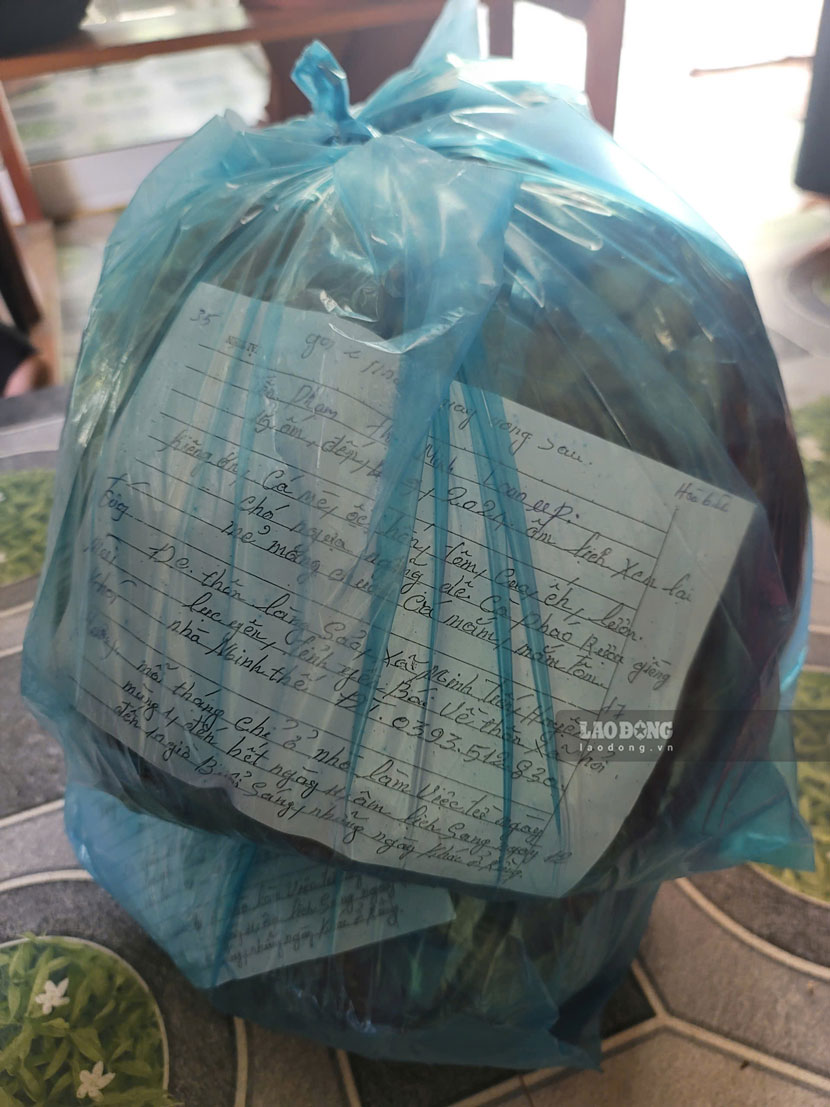 Les sacs de médicaments pour diverses maladies coûtent 400 000 VND/sac/mois. Photo : Bao Nguyen