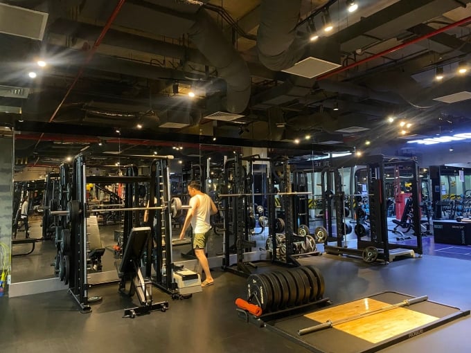 La gente hace ejercicio hasta altas horas de la noche en un gimnasio del Distrito 10 de la ciudad de Ho Chi Minh, en la tarde del 12 de marzo. Foto: Ngoc Ngan