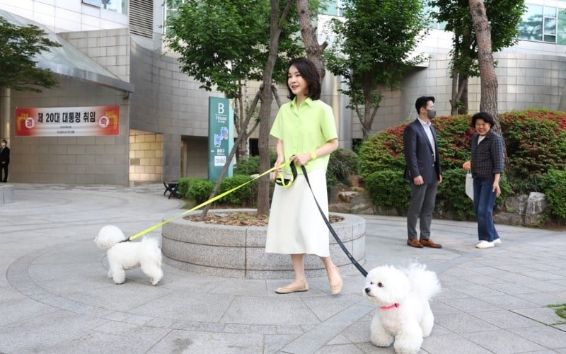 Gu thời trang ấn tượng của vợ Tổng thống Hàn Quốc Yoon Suk Yeol Gu thời trang ấn tượng của vợ Tổng thống Hàn Quốc Yoon Suk Yeol