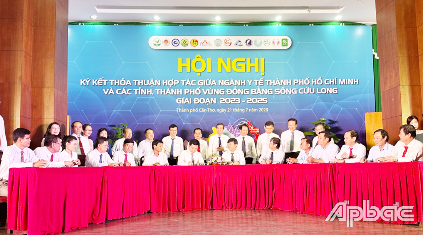 Le directeur du CDC de Ho Chi Minh-Ville et 13 provinces et villes du delta du Mékong ont signé un accord de coopération pour améliorer l'échange d'informations sur la surveillance et l'alerte aux maladies.