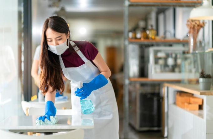 Cleaning and disinfecting hard surfaces like countertops can prevent the spread of germs when someone in the house is sick. Photo: Freepik