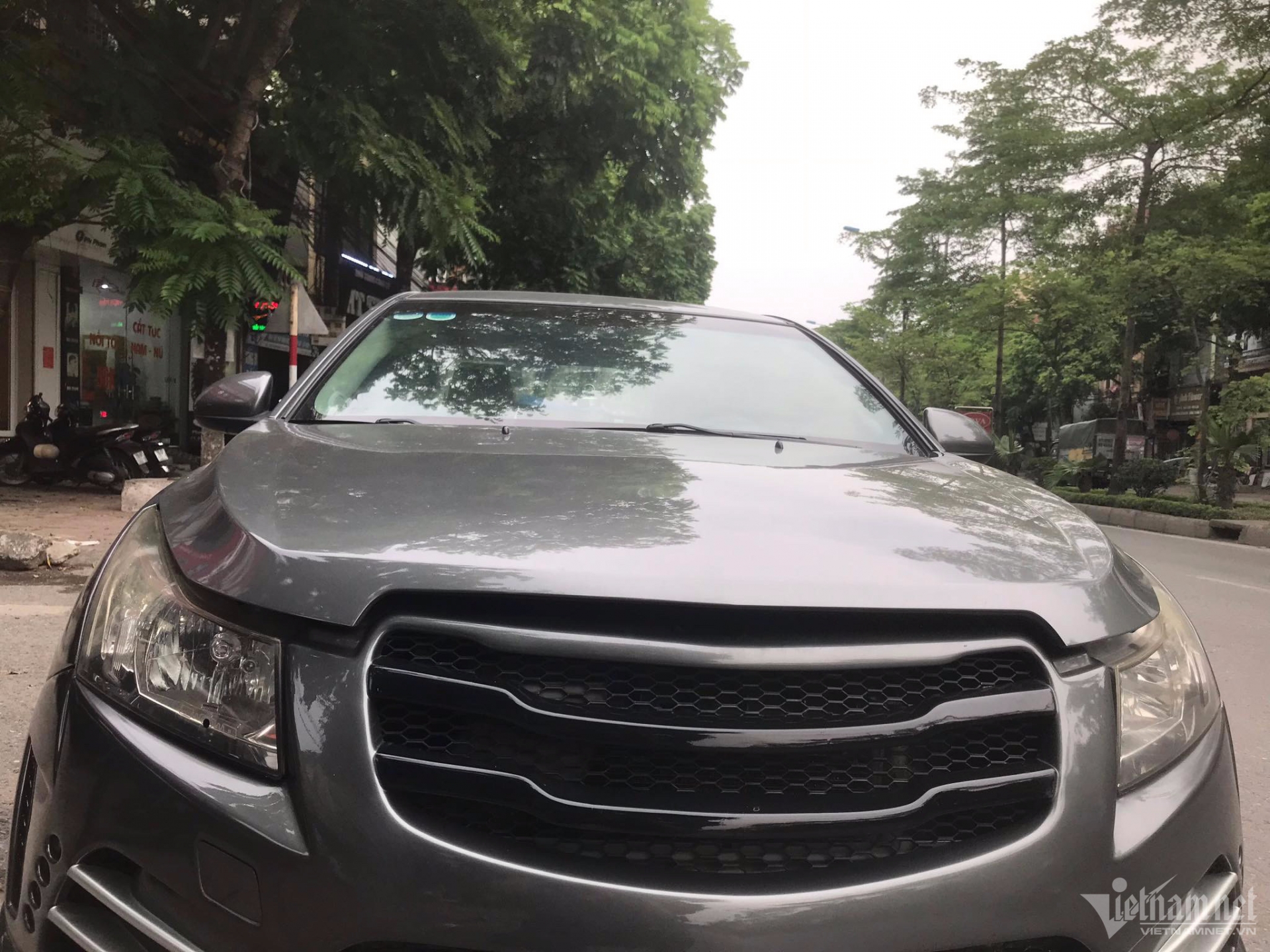 多くの人は、エンジンを冷やすために、道路を運転中にボンネットを少し開けます。