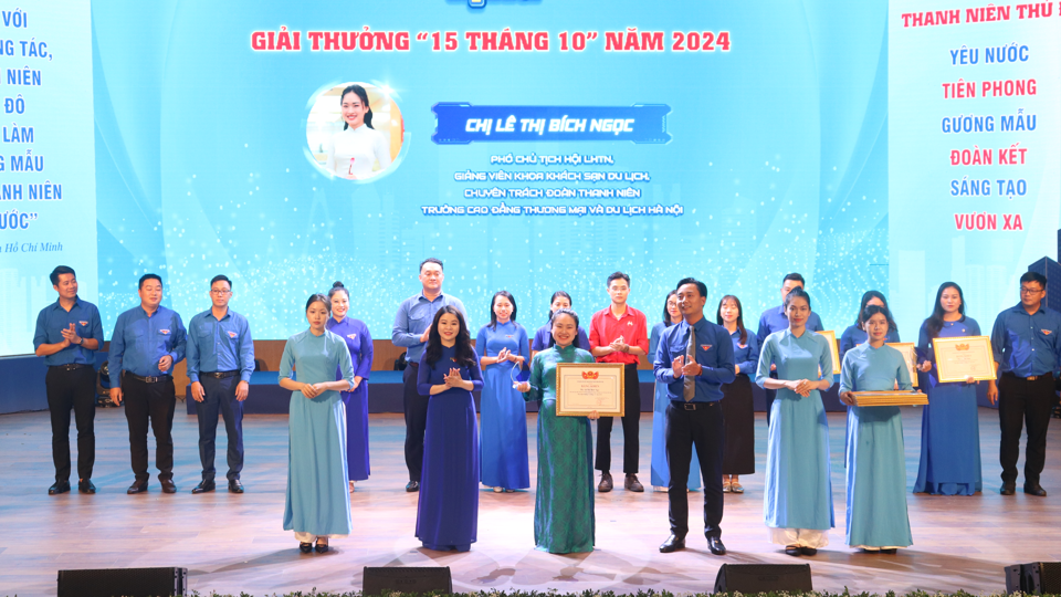 Sekretär der Hanoi Youth Union Chu Hong Minh und ständiger stellvertretender Sekretär der Hanoi Youth Union Nguyen Duc Tien – Vorsitzender der Vietnam Youth Union von Hanoi überreichte die Auszeichnung „15. Oktober“ an vorbildliche Gewerkschaftsfunktionäre – Foto: Van Ha