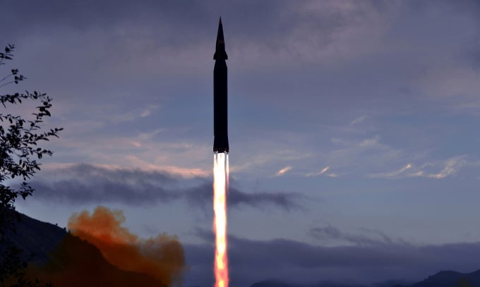 Le missile Hwasong-8 quitte la rampe de lancement lors d'un test en septembre 2021. Photo : KCNA