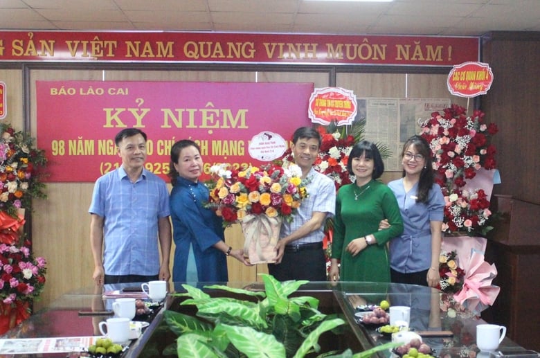 Agencies, units and localities congratulate Lao Cai Newspaper on the 98th anniversary of Vietnam Revolutionary Press Day photo 27