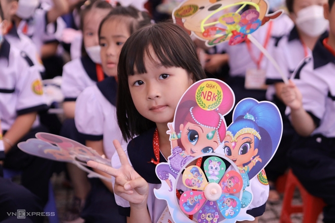 Students of Nguyen Binh Khiem Primary School (District 1, Ho Chi Minh City) attend the opening ceremony on the morning of September 5, 2022. Photo: Quynh Tran