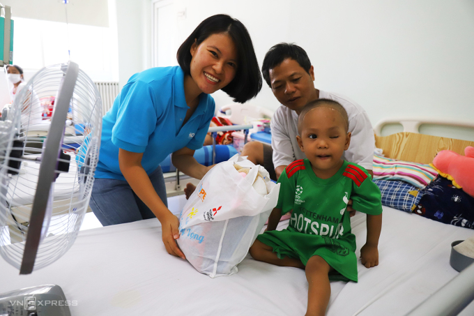 Representantes del Fondo de Esperanza visitan a niños enfermos en el Hospital Central de Hue. Foto: Vo Thanh.