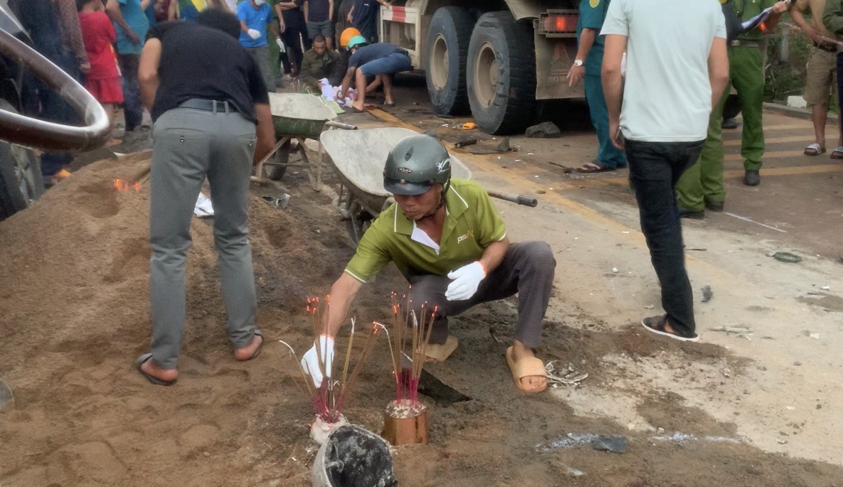 Hiện trường xe tải tông 3 người trong gia đình tử vong gây ám ảnh - Ảnh 4.