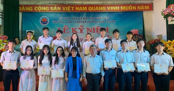 Awarding scholarships to 51 students on Vietnamese Teachers' Day