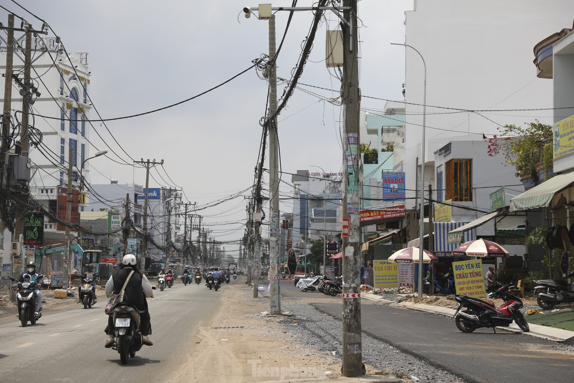 ម៉ាទ្រីស​នៃ​បង្គោល​អគ្គិសនី និង​ខ្សែ​បន្ទាប់​ពី​ពង្រីក​ច្រក​ចេញ​ចូល​អាកាសយានដ្ឋាន Tan Son Nhat រូបថត ៨