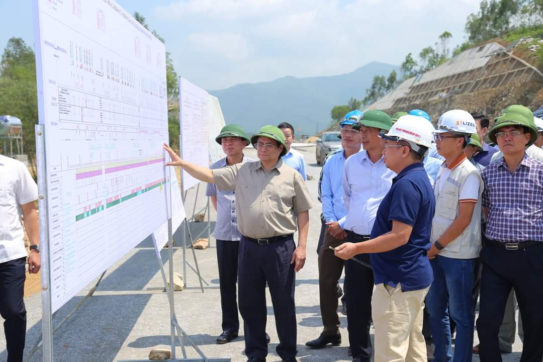 Prime Minister Pham Minh Chinh inspects the North-South Expressway project through Thanh Hoa province, picture 3