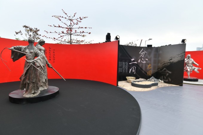 Statues de la Petite Fille Dragon et de Yang Guo à l'exposition. Photo : St Headline