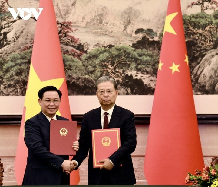 El presidente de la Asamblea Nacional, Vuong Dinh Hue, y el presidente del Comité Permanente de la Asamblea Popular Nacional de China, Zhao Leji, firmaron un memorando de cooperación.