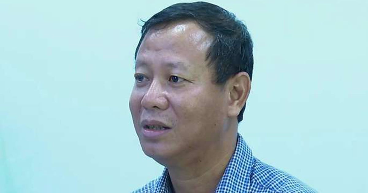 Head of Quang Ngai Department of Education and Training said information that he received money to 'buy school' is untrue.