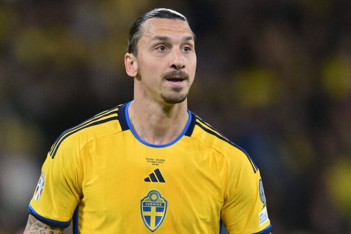 Ibrahimovic nahm an 4 EURO-Turnieren teil, spielte 13 Spiele mit der schwedischen Mannschaft und erzielte 6 Tore. Dieser Spieler ist erst im Juni 2023 zurückgetreten und sein Team hatte auch keinen Platz für die Teilnahme an der EURO 2024 – das erste Mal seit 1996. (Foto: The Athletics)