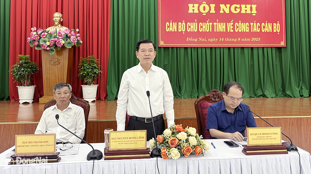 El secretario provincial del Partido, Nguyen Hong Linh, pronunció un discurso en la conferencia.