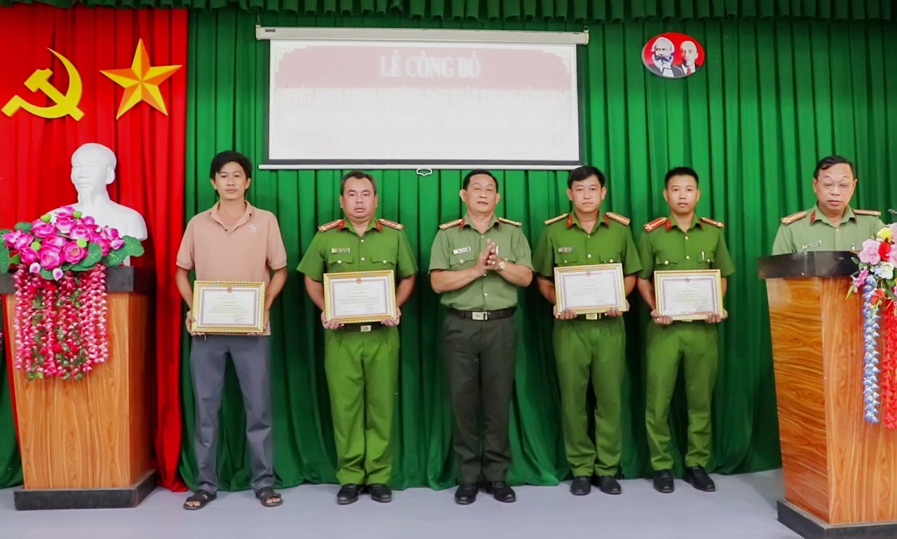 Khen thưởng nhiều tập thể, cá nhân giúp phá án nhanh vụ giết người ở Vĩnh Long - Ảnh 1.