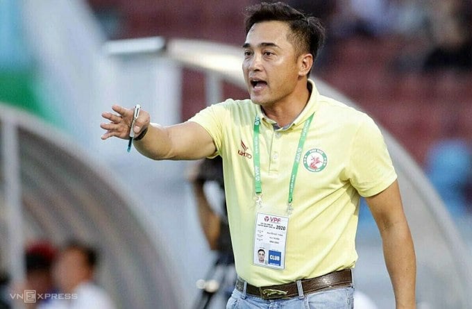 El entrenador Nguyen Duc Thang lidera al Binh Dinh en la Primera División 2020. Foto: Duc Dong