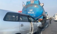 Trois voitures sont entrées en collision l'une après l'autre, provoquant un long embouteillage sur l'autoroute Ho Chi Minh-Ville - Trung Luong