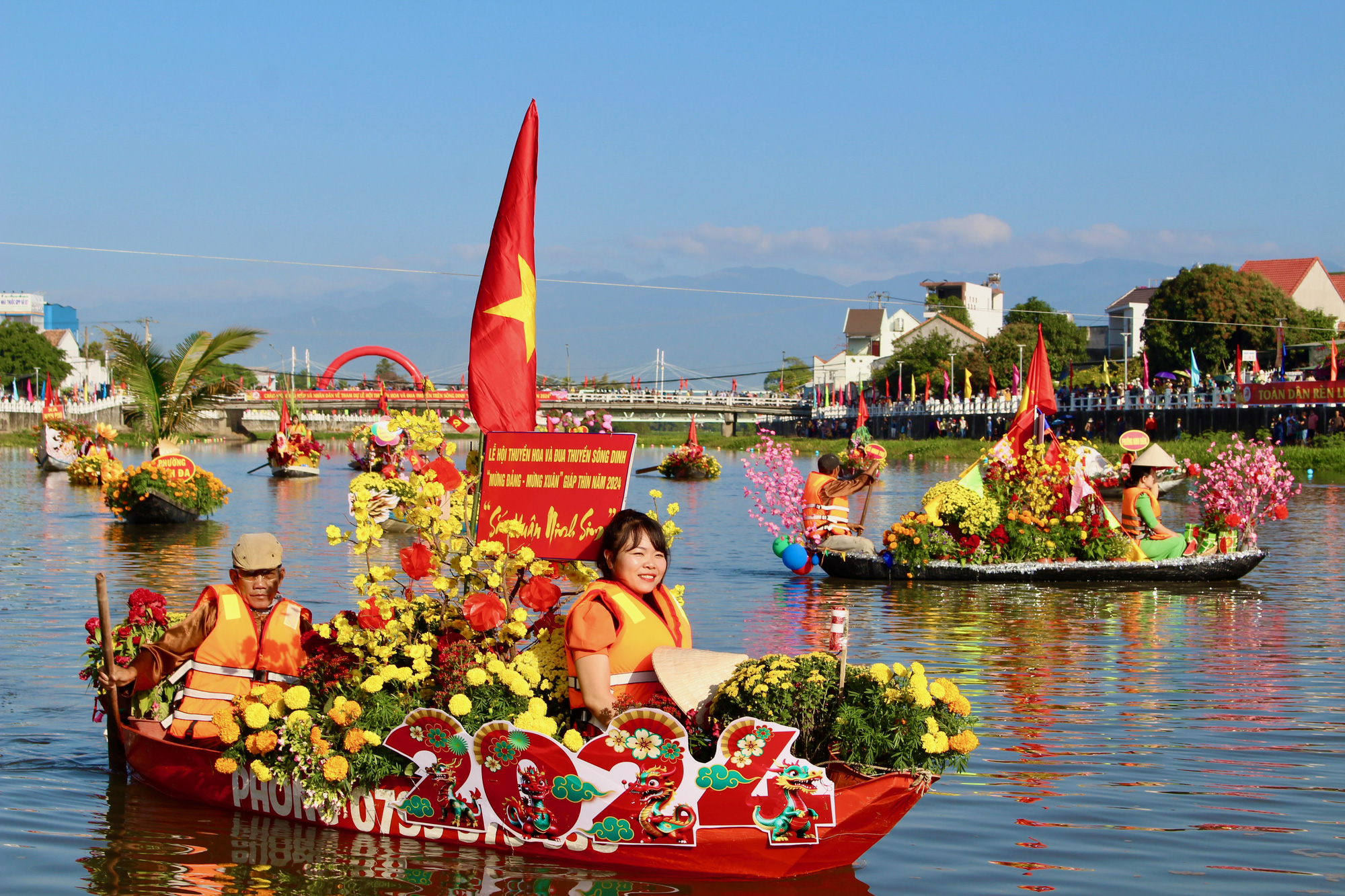 Trên mỗi chiếc thuyền hoa thường có ít nhất hai người - Ảnh: THANH CHƯƠNG