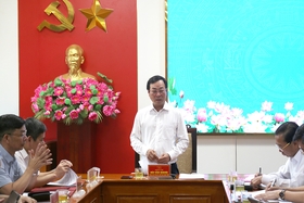 Chairman of the Provincial People's Committee Bui Van Quang works in Lam Thao district