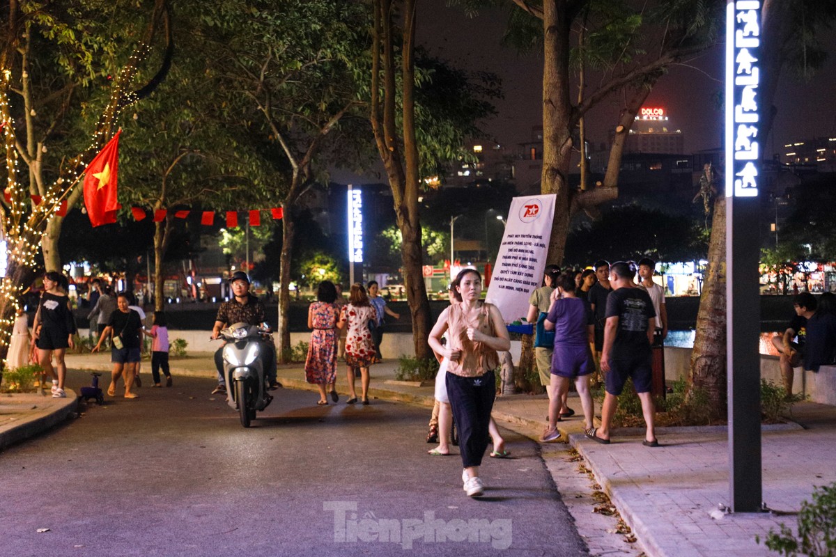 People spread mats and set up tables to drink coffee in the middle of Ngoc Khanh Lake walking street photo 7