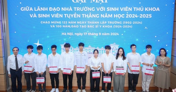 Tân sinh viên xuất sắc 'hãy để những vinh quang lùi vào quá khứ'