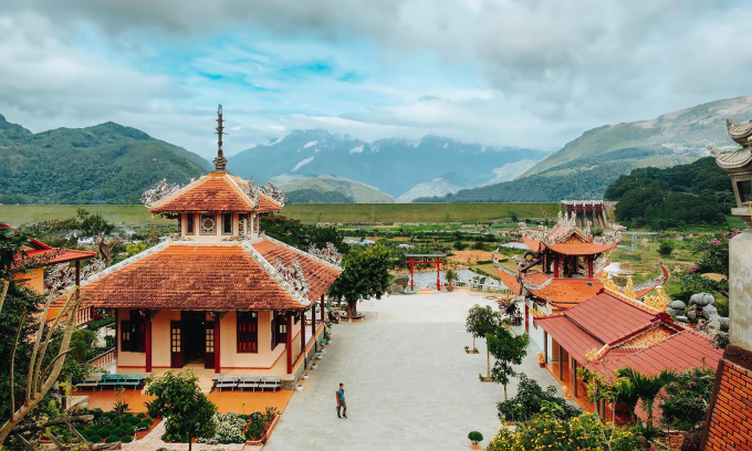 The pagoda was built on a hill in D'ran town, facing the Da Nhim hydroelectric plant.