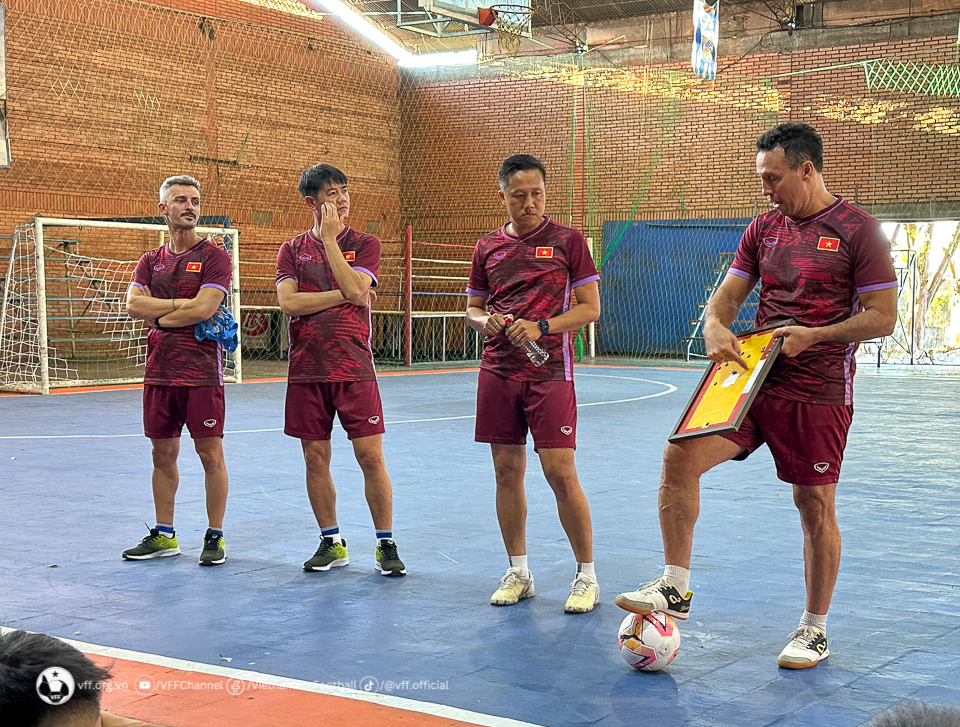 Đội tuyển futsal Việt Nam được xe đặc chủng hộ tống khi đến Paraguay - Ảnh 5.