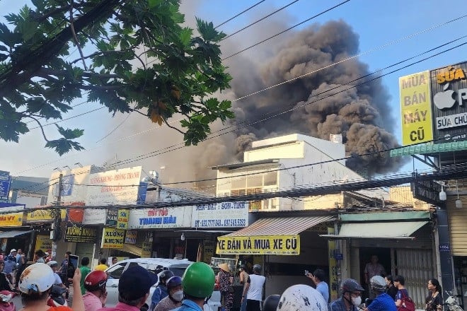 ไฟไหม้โรงงานกรอบรูปและหอศิลป์ในนครโฮจิมินห์ ชาวบ้านหนีตายจำนวนมาก