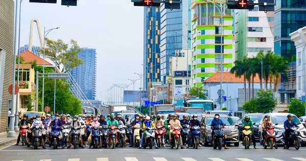 "Strange" images at intersections in Ho Chi Minh City