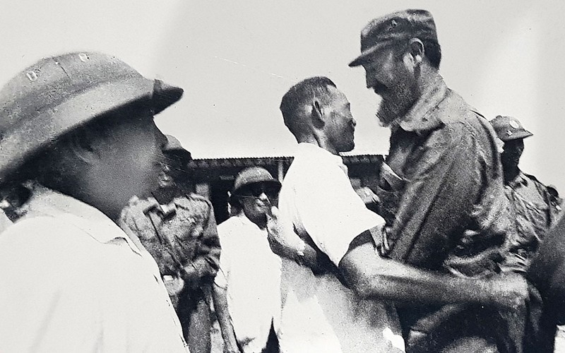 Quang Tri Provincial Party Secretary Ho Sy Than welcomed Cuban President Fidel Castro on the south bank of Ben Hai River on the morning of September 15, 1973. (Photo: Archive)