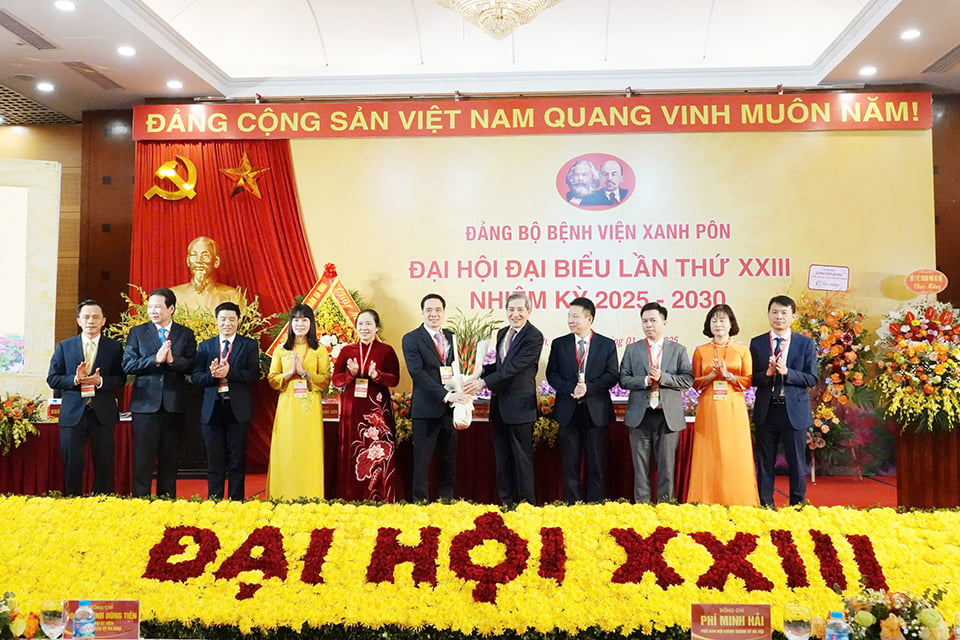 Bí thư Quận ủy Ba Đình Hoàng Minh Dũng Tiến chúc mừng Ban chấp hành 