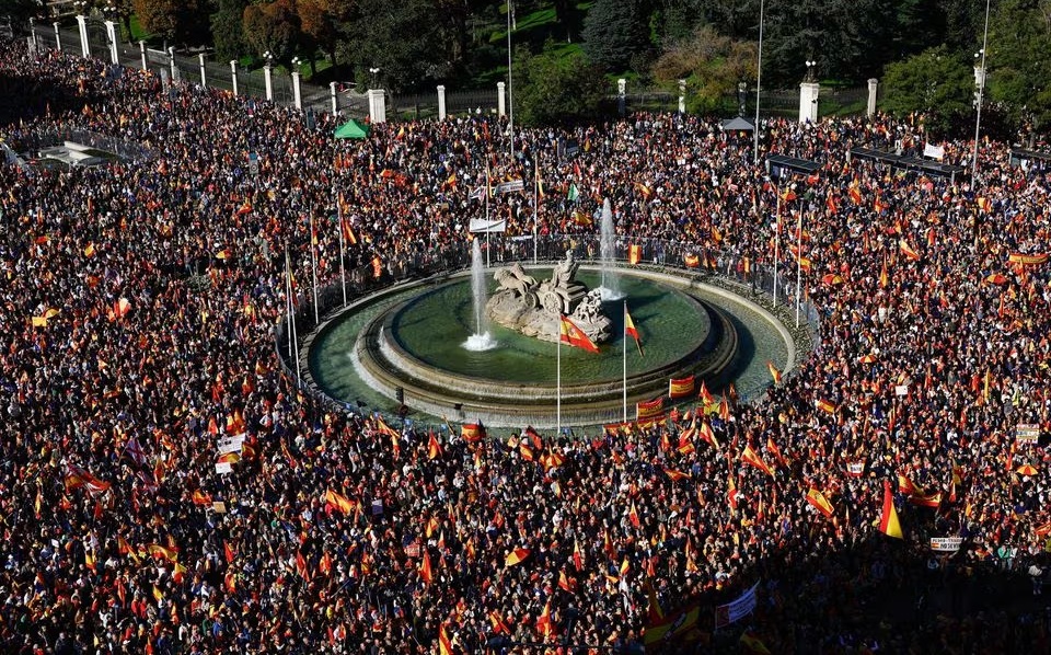 カタルーニャの分離独立法に抗議するスペイン人17万人 写真1