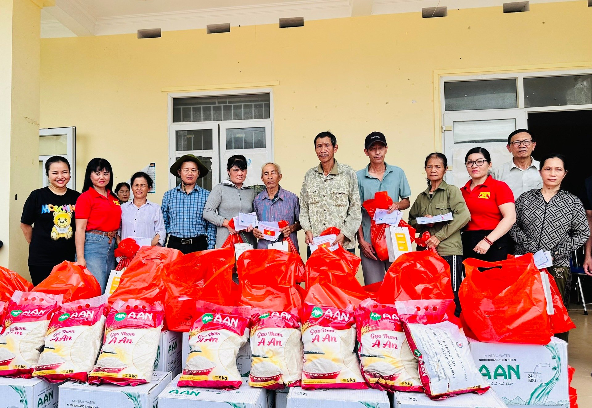 hoi nha bao tinh quang ninh ho tro nguoi dan xa dao ban sen huyen van don khac phuc hau qua sau mua bao hinh 2