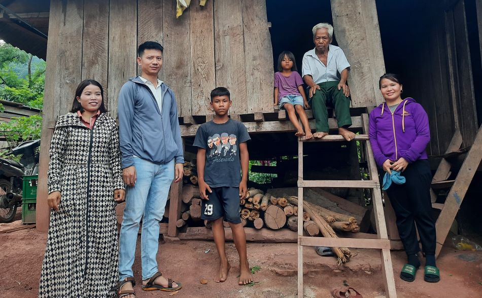 El estudiante no acudió a clases, 2 profesores (1º y 2º desde la izquierda) fueron a la casa, se reunieron con los padres y alumnos para averiguar el motivo. Foto: H.Nguyen.