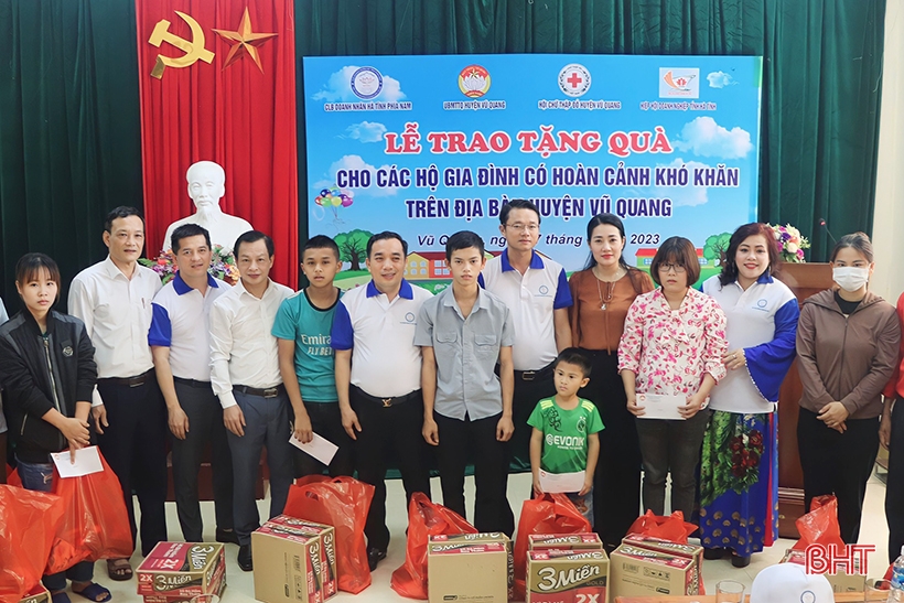 Début de la construction de maisons de charité pour les familles défavorisées à Vu Quang