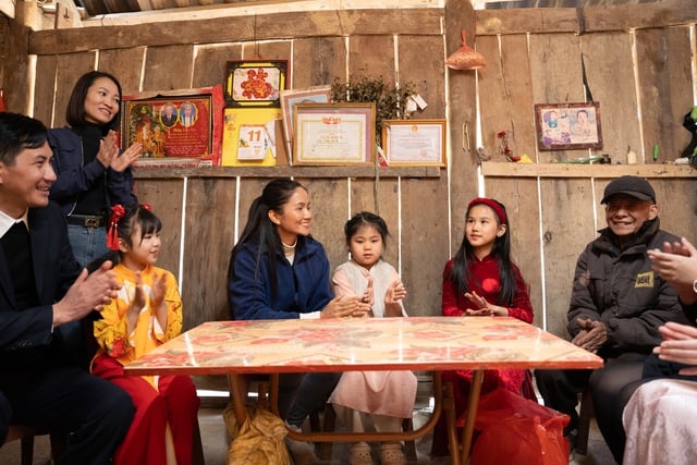 "Tết sẻ chia, Tết yêu thương": Lan tỏa  sự ấm áp, sẻ chia đến với trẻ em có hoàn cảnh khó khăn - Ảnh 3.