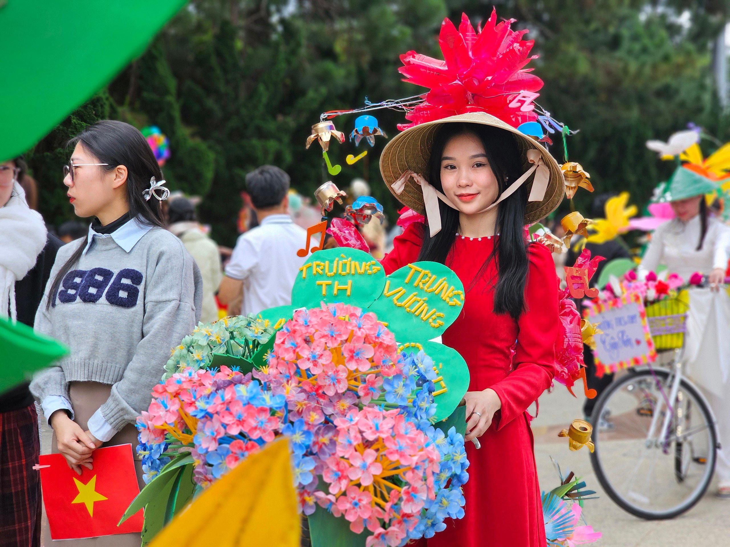 Giáo viên thành phố Festival hoa thi trang trí xe đạp hoa- Ảnh 1.