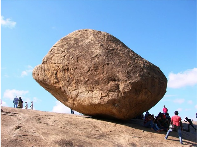 Ce rocher est en équilibre sur une très petite surface de contact avec le flanc de la colline. (Photo : The Epoch Times)