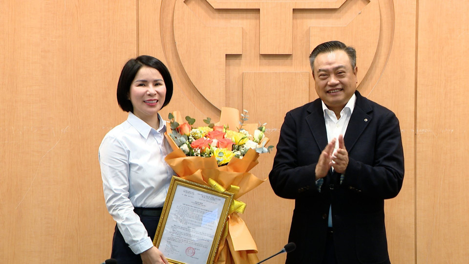 Vorsitzender des Volkskomitees von Hanoi Herr Tran Sy Thanh legte Frau die Versetzungsentscheidung vor. Tran Thi Nhi Ha