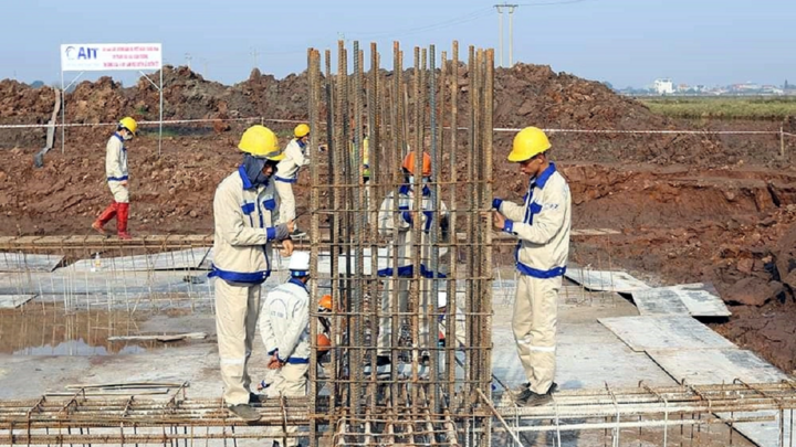 Unidades de construcción en la ubicación 45 del distrito de Nghia Hung, Nam Dinh - Foto: EVN