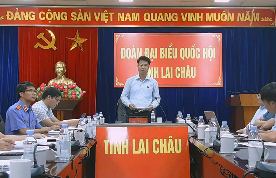 Delegierter Hoang Quoc Khanh stellte an der Brücke der Provinz Lai Chau Fragen. Foto: Quochoi.vn 