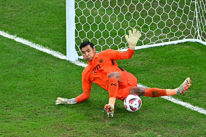 Goalkeeper Saranon Anuin saves Abdullah Radif's penalty kick. Photo: AFC