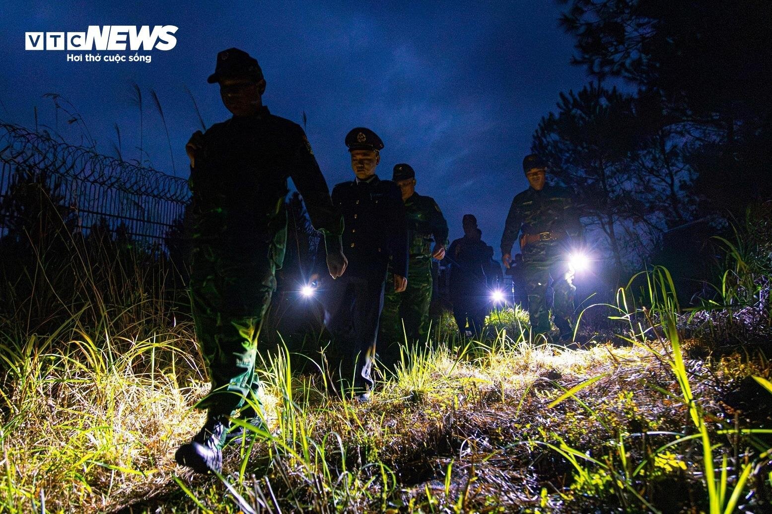 Rastreo de mercancías de contrabando en la frontera de Lang Son en vísperas del Año Nuevo Lunar - 15