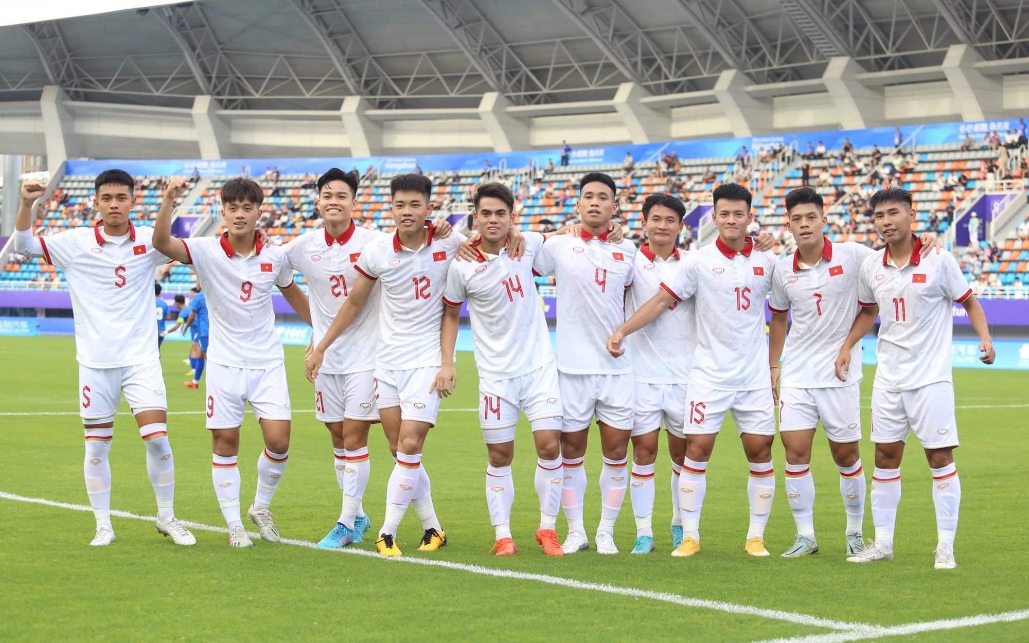 ASIAD 19: "Vua giải trẻ" tỏa sáng, Olympic Việt Nam thắng dễ Mông Cổ  - Ảnh 1.